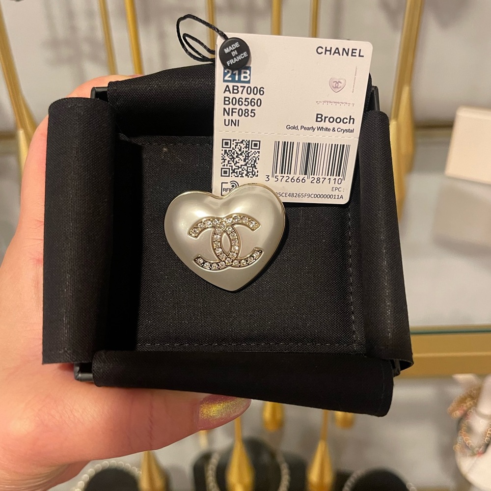 ✨🤍 Beautiful Chanel Heart Pendant 🤍✨